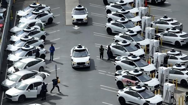 robotaxi-fleet-autonomous-vehicles-parking-lot robotaxi-fleet-autonomous-vehicles-parking-lot